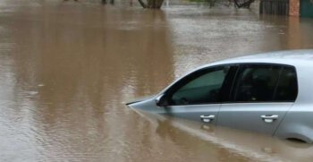 Jangan Panik! Ini Solusi Mobil Terendam Banjir