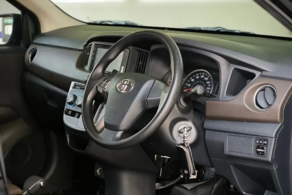 MOBIL CALYA PUTIH G AT interior 1