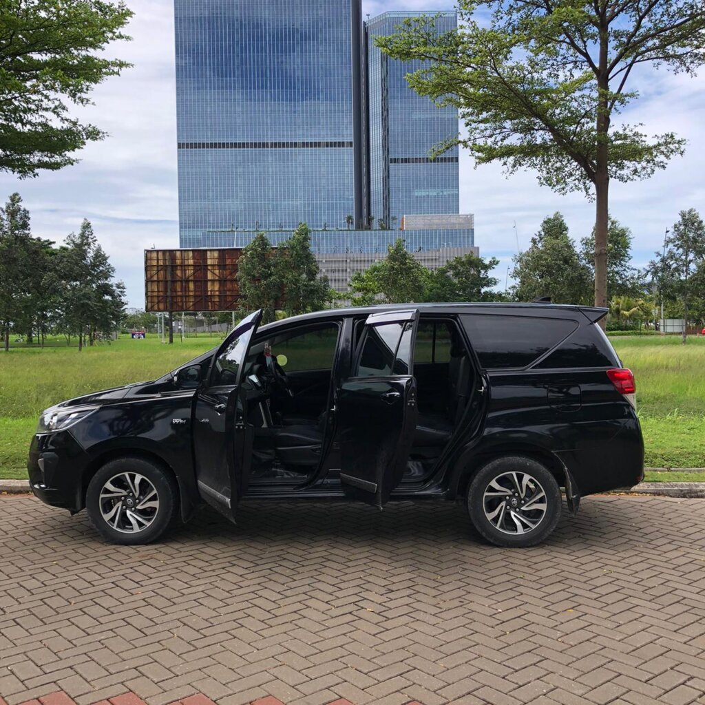 Innova Reborn dari Samping