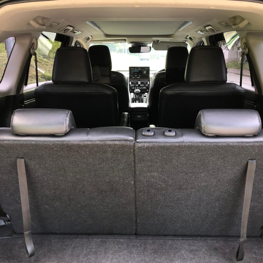 Innova Zenix Belakang