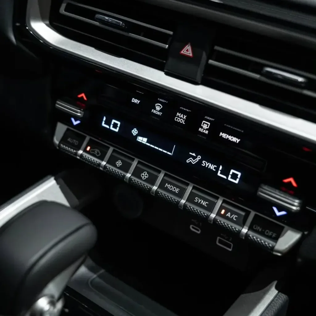 MOBIL DESTINATOR HITAM EXCEED AT PANEL