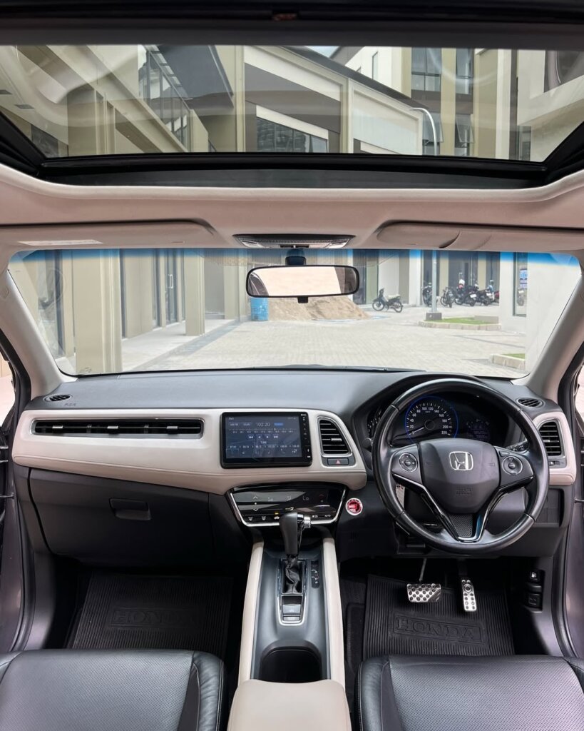 MOBIL HRV HITAM PRESTIGE AT depan