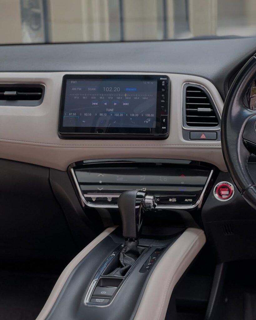 MOBIL HRV HITAM PRESTIGE AT hu