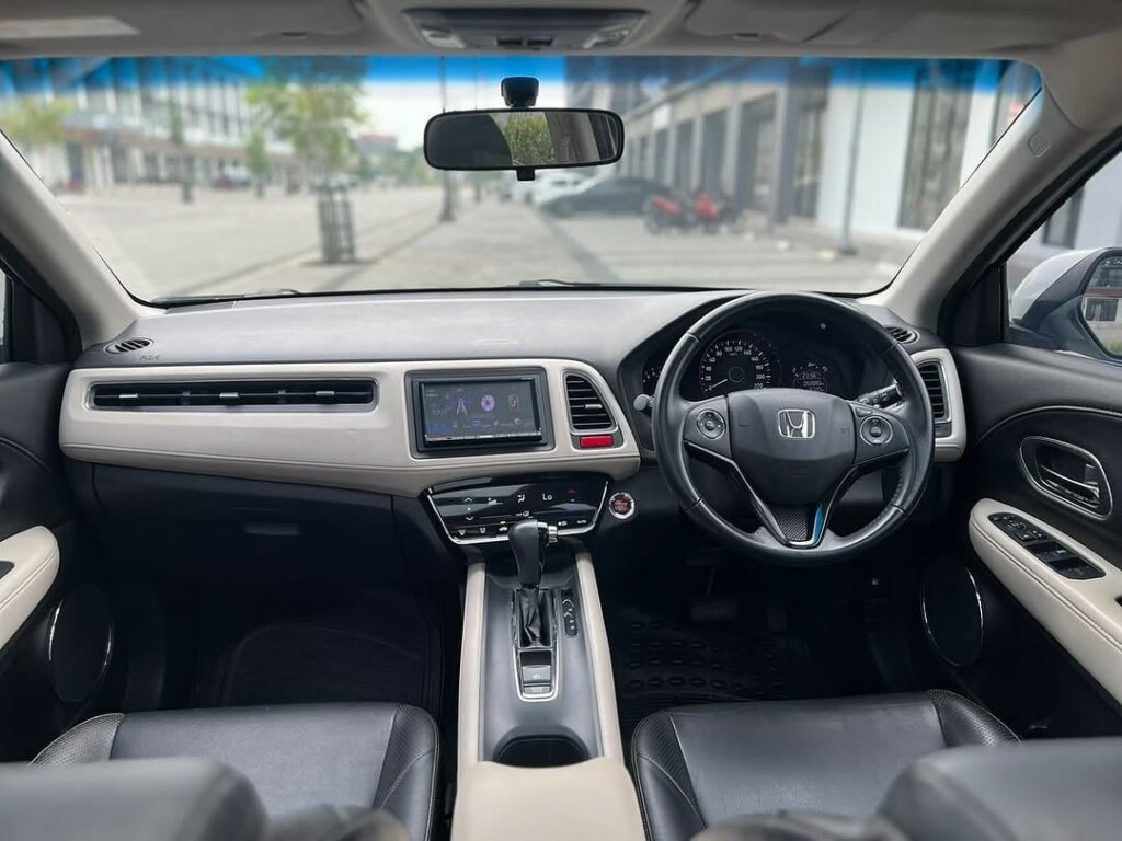 MOBIL HRV PUTIH PRESTIGE 2018 dalam