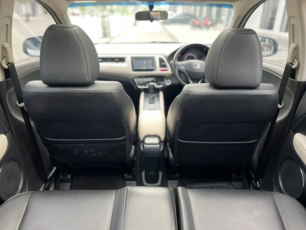 MOBIL HRV PUTIH PRESTIGE 2018 kursi