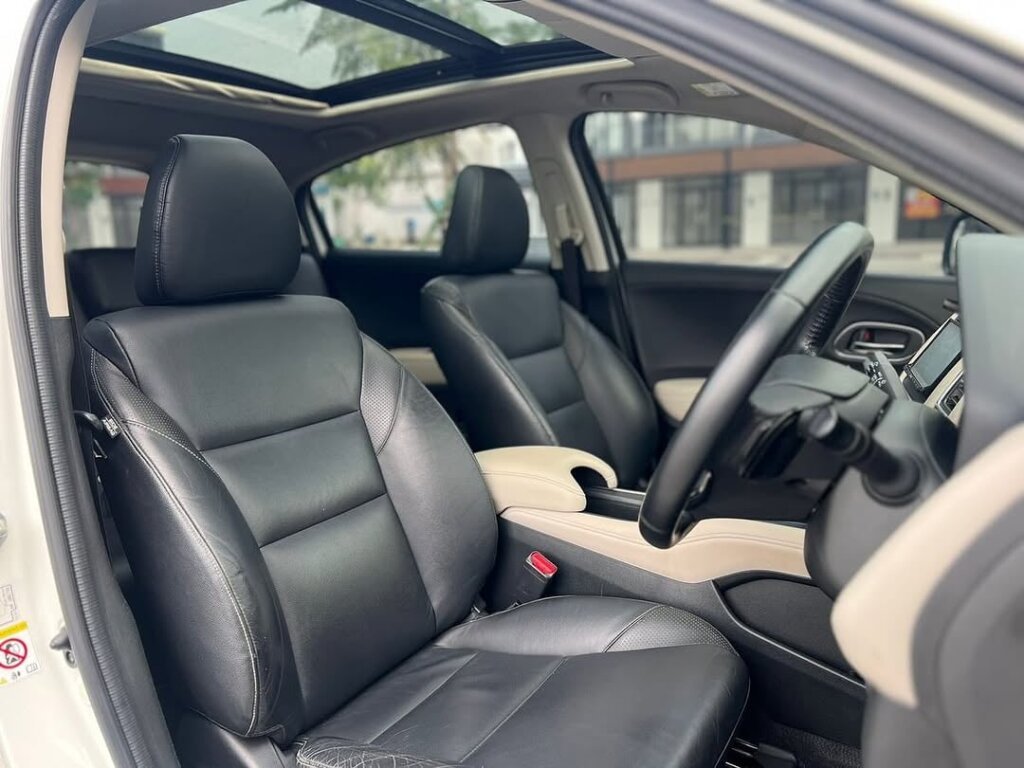 MOBIL HRV PUTIH PRESTIGE 2018 seat depan