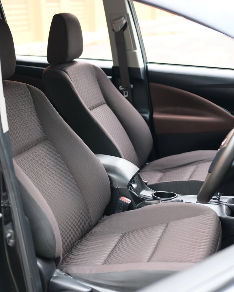 MOBIL INNOVA HITAM G AT Seat