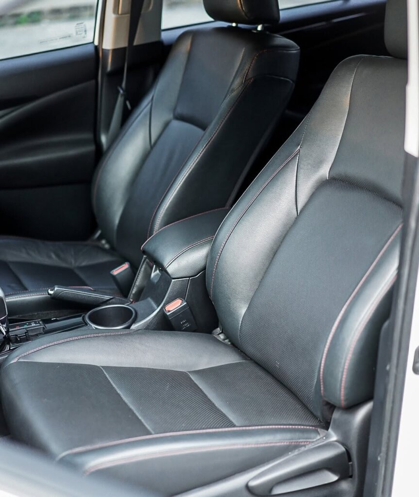 MOBIL INNOVA HITAM Venturer Disel Kursi depan