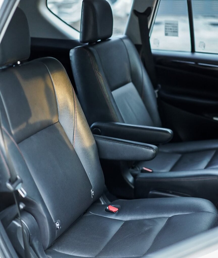 MOBIL INNOVA HITAM Venturer Disel Kursi tengah