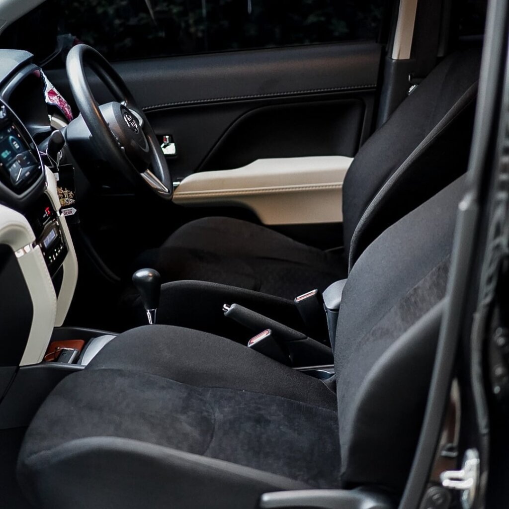 MOBIL RUSH SILVER G AT Jok Depan