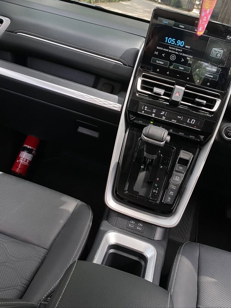 MOBIL ZENIX HITAM Q HYBRID AT kursi depan