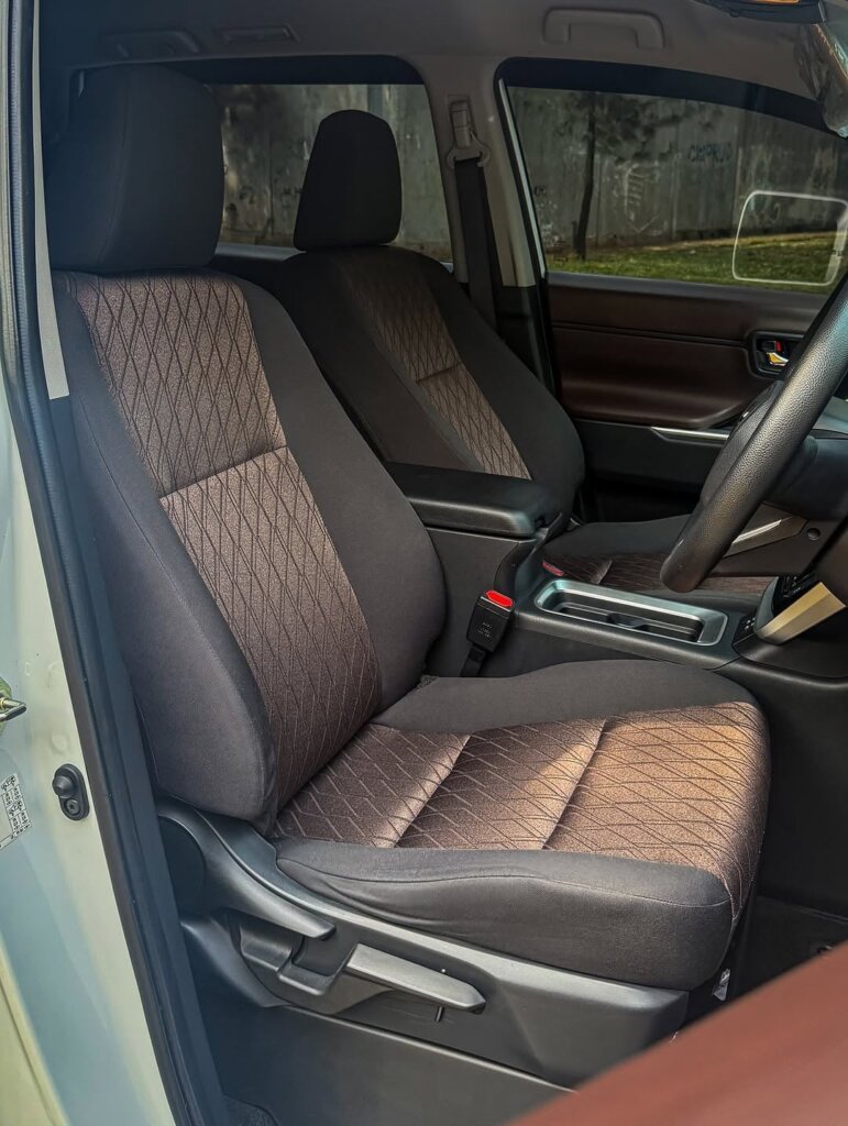 MOBIL ZENIX PUTIH G AT kursi depan