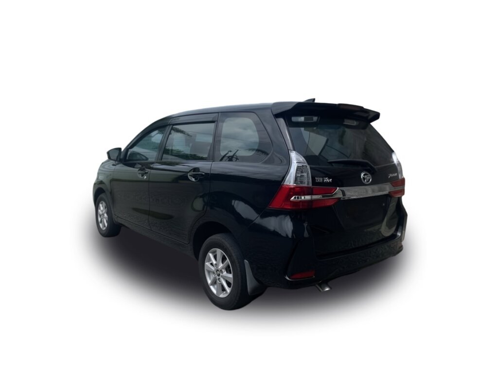 XENIA HITAM R (BELAKANG)